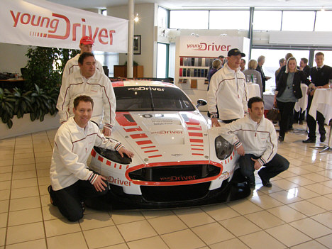 Aston Martin DBR9 raceren skal drives af Fischer Racing, her ses teamchefen sammen med kørerne.